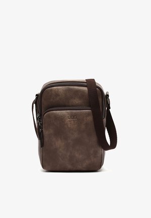 Brun læder messenger taske med en tekstureret overflade, en lynlåslukning øverst, frontlomme og en justerbar strop i stof for nem bæring.