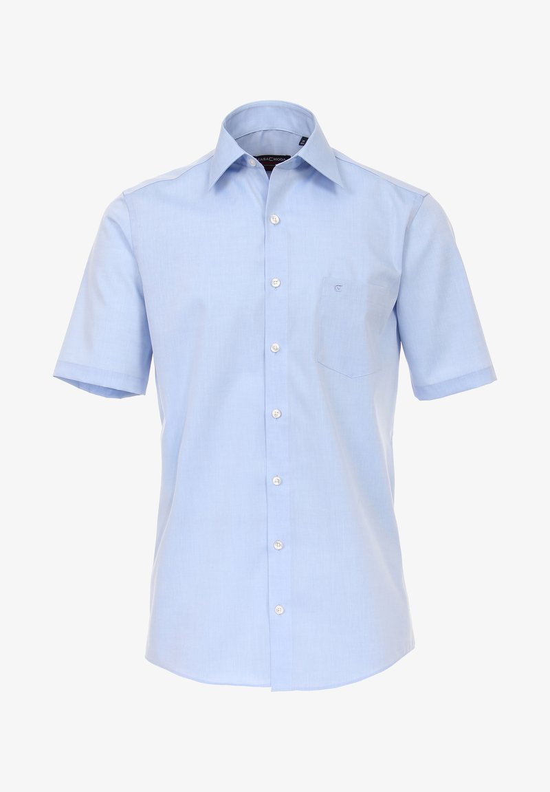 Hellblaues kurzärmliges Hemd aus glattem Stoff. Verfügt über einen Button-Down-Kragen, eine Brusttasche und fünf Knöpfe entlang der Knopfleiste.