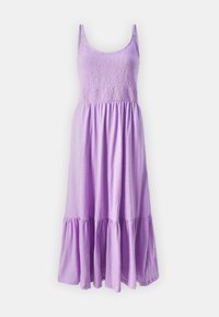 Vestido sin mangas en color lila, de tejido suave, con cuerpo fruncido y falda acampanada con un volante en las puntas, diseño minimalista sin acentos visibles.