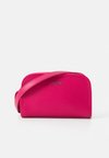 CROSSOVER BAG - Sac bandoulière - bigarreau
