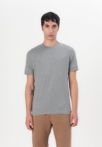 Grijze t-shirt met korte mouwen van een lichtgewicht stof, met een ronde halslijn en opgerolde mouwen, gedragen met lichtbruine broek.