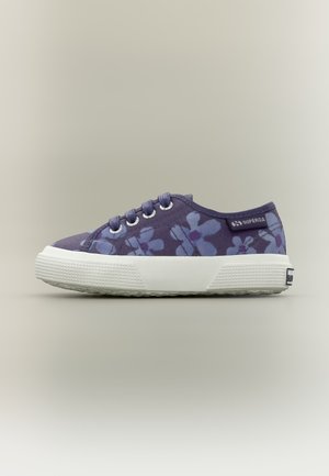 Sneaker in tela viola con motivo floreale azzurro chiaro, suola spessa in gomma bianca e logo Superga sulla linguetta del tallone, vista laterale.