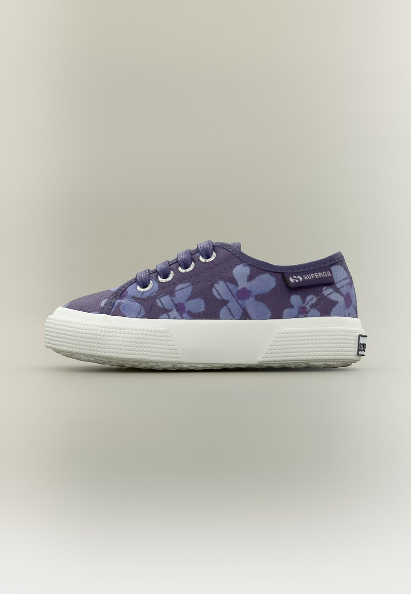 Lila Canvas-Sneaker mit hellblauem Blumenmuster, weißer dicker Gummisohle und Superga-Logo an der Fersenlasche, von der Seite gezeigt.