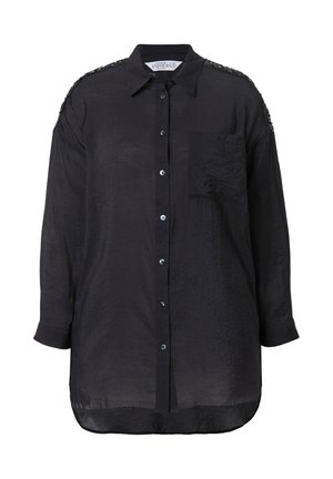 Czarna koszula z długim rękawem, zapinana na guziki, z kieszenią i teksturowanym materiałem. Posiada dekoracyjne detale na ramionach oraz zaokrąglony dół.