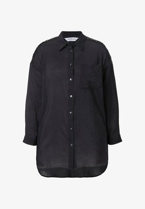 Czarna koszula z długim rękawem, zapinana na guziki, z kieszenią i teksturowanym materiałem. Posiada dekoracyjne detale na ramionach oraz zaokrąglony dół.