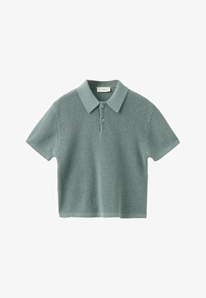 Polo en maille à manches courtes de couleur vert mat avec col et deux boutons sur la patte de boutonnage.