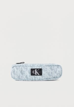 Világoskék Calvin Klein Jeans tolltartó ismétlődő logómintával és fekete cipzárral, téglalap alakú, egyszínű háttéren.