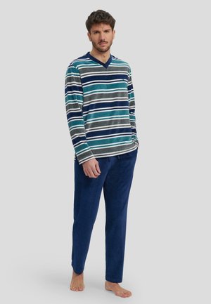 Camisa de manga larga a rayas en tonos de azul verdoso, marino y gris con un diseño de cuello en V; combinada con pantalones lisos en color marino de una tela suave.