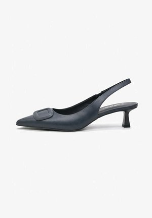 Escarpin slingback noir à bout pointu, petit talon kitten et boucle carrée décorative sur le dessus avant.