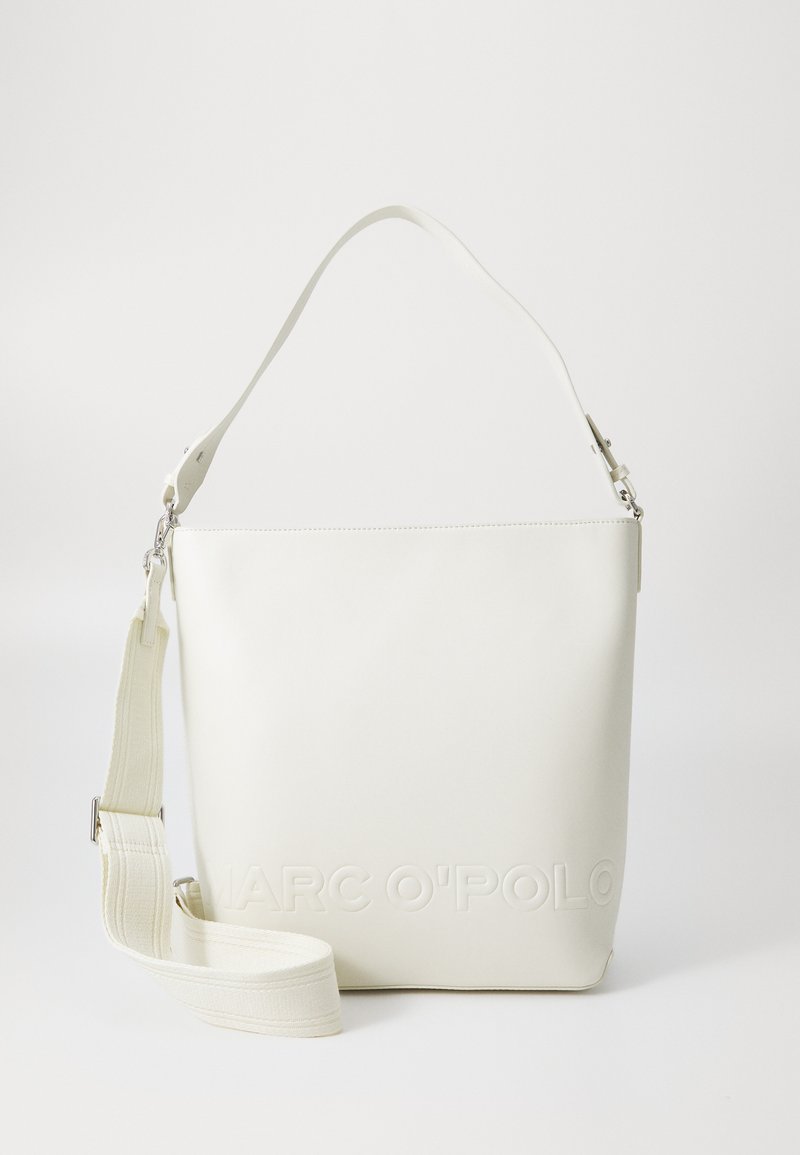 Borsa a mano bianca in pelle con un design strutturato, tracolla regolabile e logo in rilievo sulla parte anteriore. Texture liscia e stile minimalista.