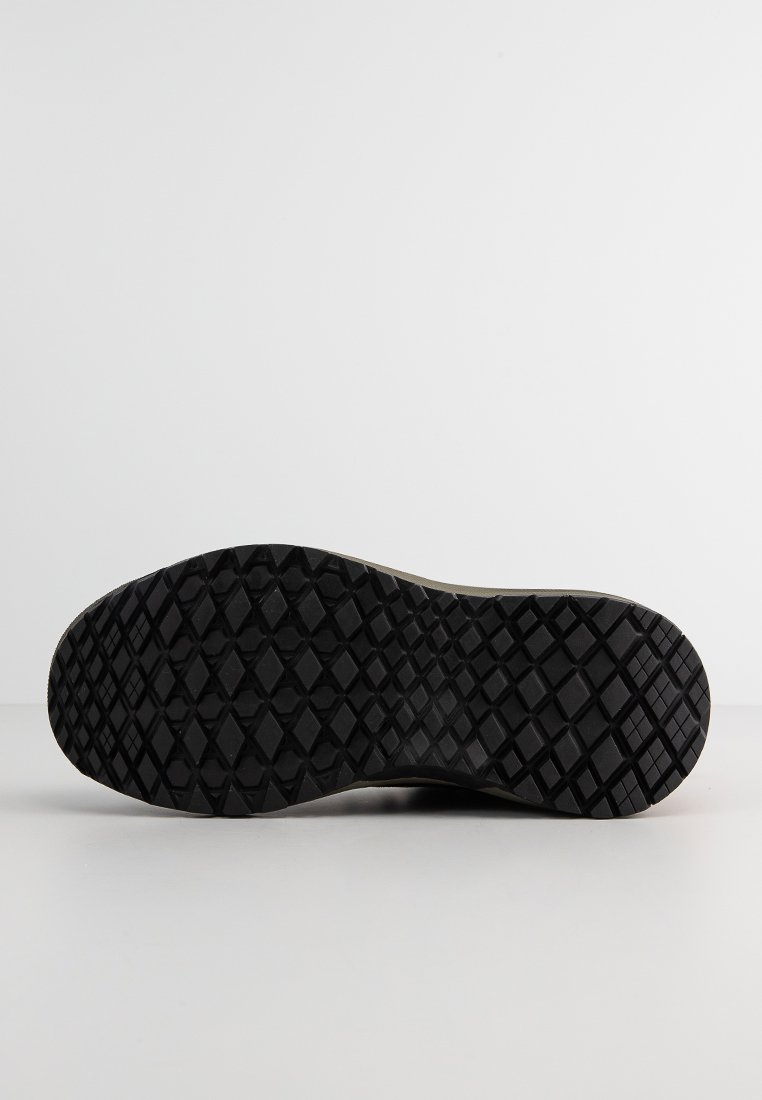 Suela de zapato de goma negra con un diseño de textura y un patrón de diamante para mejorar el agarre y la durabilidad; bordes suaves y un talón curvado.