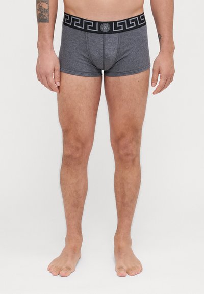 Grå boxer shorts i en tætsiddende design, med en sort talje med et græsk nøglemønster og emaljeret logo-detalje.