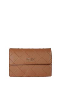 Portafoglio in pelle matelassé color cognac con chiusura a patta, con il nome del marchio impresso sulla parte anteriore. Texture liscia e design minimalista.