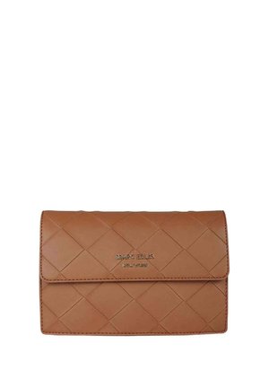 Portafoglio in pelle matelassé color cognac con chiusura a patta, con il nome del marchio impresso sulla parte anteriore. Texture liscia e design minimalista.