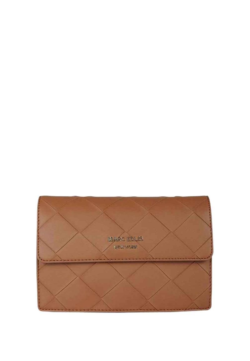 Portafoglio in pelle matelassé color cognac con chiusura a patta, con il nome del marchio impresso sulla parte anteriore. Texture liscia e design minimalista.