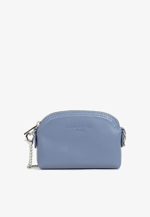 Pochette in pelle azzurra chiara con parte superiore arrotondata, hardware in argento e logo impresso. Presenta una chiusura con zip e un dettaglio in catena sul lato.