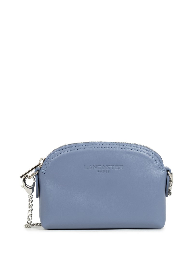Pochette in pelle azzurra chiara con parte superiore arrotondata, hardware in argento e logo impresso. Presenta una chiusura con zip e un dettaglio in catena sul lato.