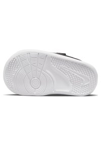 Sandale noire avec sangle ajustable, dotée d'une semelle en caoutchouc blanc texturé et d'un motif de semelle circulaire pour une meilleure adhérence et stabilité.