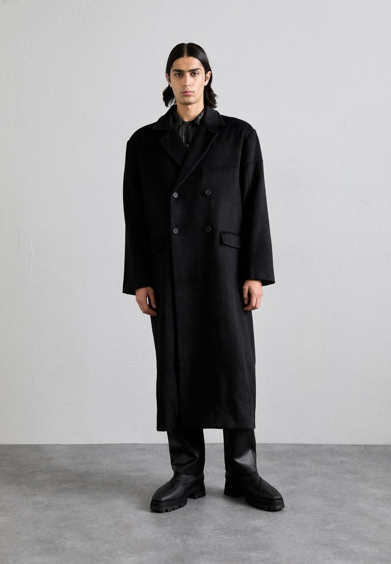 Han Kjøbenhavn WIDE SHOULDER LONG TAILORED COAT - Casaco clássico - black