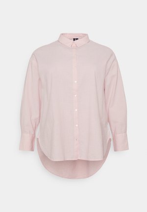 Chemise rose clair à manches longues avec boutons, col pointu, tissu texturé et ourlet arrondi haut-bas.
