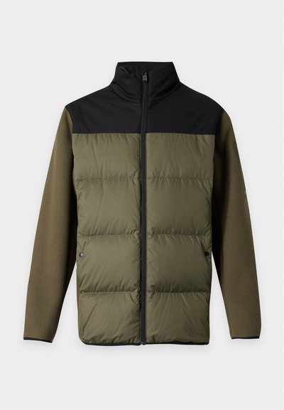 Veste matelassée vert olive et noire avec fermeture éclair devant, col montant, manches longues et poches à pression sur fond gris clair.