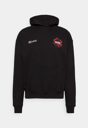 Svart hoodie med framficka, vit text "Life we Chose" på vänstra bröstet och röd ros med texten "PEGADOR" på högra bröstet.