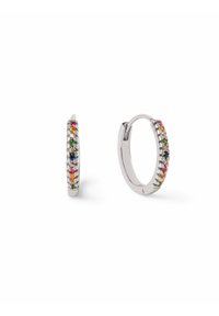 Pendientes de aro de plata con piedras preciosas multicolores dispuestas en una línea curva a lo largo del borde, con un acabado pulido y suave.