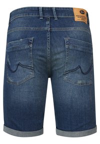 Shorts en denim bleu foncé avec une texture légèrement usée, présentant des ourlets retroussés, des poches arrière et un patch en cuir beige avec marque.