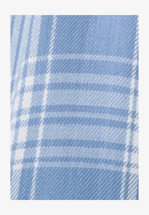 Tissu à carreaux bleu clair présentant des rayures et des carreaux alternés, avec un tissage texturé de fils bleu foncé et blancs.