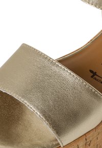 Tamaris Sandály na klínu - light gold met