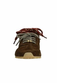 Bruine nubuck schoenen met een ronde neus, uitgerust met een gestructureerde rubberen zool en opvallende rood-zwart gestreepte veters.