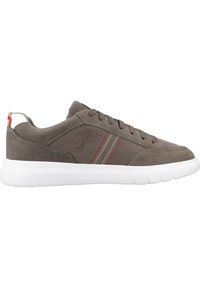 Sneaker in suede grigio con suola in gomma bianca, caratterizzata da due strisce rosse sui lati e un tallone bianco a contrasto. Design con lacci.