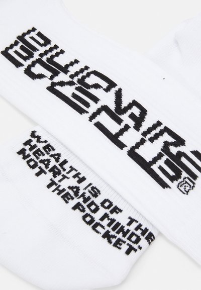 Șosete albe cu text negru tricotat: "Billionaire Boys Club" și "Avuția este în inimă și minte, nu în buzunar." Textură fină.