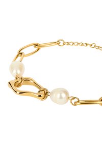 Gouden kettingarmband met onregelmatige ovale schakels en twee glanzende witte parels. Glad oppervlak met een glanzende metalen afwerking.