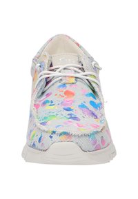 Baskets en toile de couleur gris clair avec un motif de projections de peinture multicolores. Dotées de lacets blancs et d'une semelle en caoutchouc texturé.