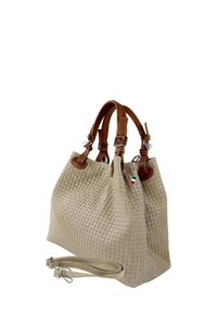 Beige geweven handtas met bruin leren handvatten, gestructureerd oppervlak en een afneembare schouderband. Inclusief een klein accent van de Italiaanse vlag.