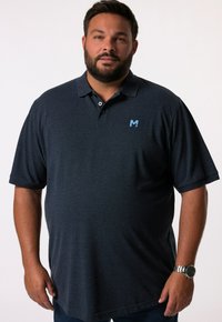 Námořnická modrá polo tričko, krátké rukávy, dvoubarevná léga, vyšívané světle modré logo na levé straně hrudi, měkká textura, volnější střih.