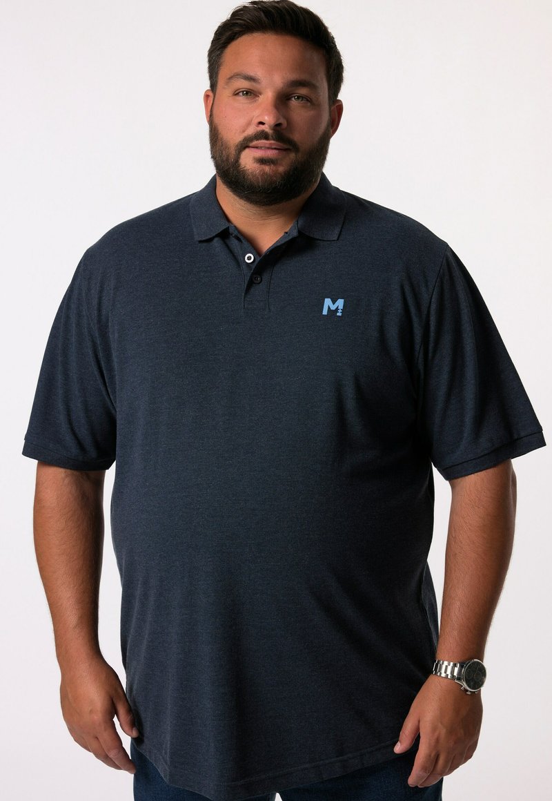Námořnická modrá polo tričko, krátké rukávy, dvoubarevná léga, vyšívané světle modré logo na levé straně hrudi, měkká textura, volnější střih.