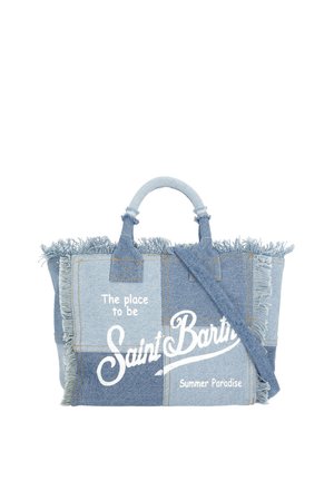 Borsa tote patchwork in denim con bordi sfrangiati, doppi manici e testo bianco con la scritta "The place to be Saint Barth Summer Paradise."