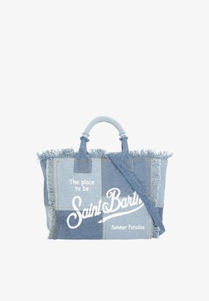 Borsa tote patchwork in denim con bordi sfrangiati, doppi manici e testo bianco con la scritta "The place to be Saint Barth Summer Paradise."