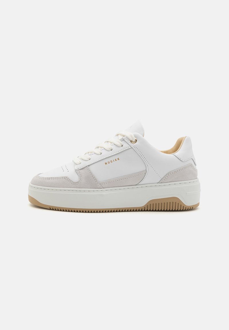 Tenis alb cu secțiuni din suede și piele, cu șireturi crem și o talpă din cauciuc texturată. Dispune de un design minimalist cu un branding subtil.