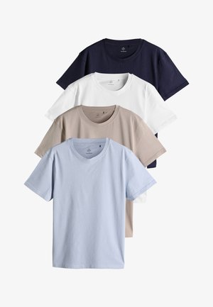 Quattro t-shirt semplici a maniche corte con scollo rotondo impilate, nei colori blu navy, bianco, beige e azzurro chiaro.