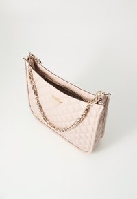 Quiltet lys pink håndtaske med en guld kæde-strop, rektangulær form, top lynlås lukning og en trekantet logo accent. Glat tekstur.