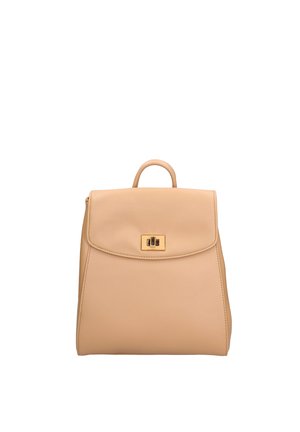 Zaino in pelle beige con manico superiore e chiusura rettangolare a torsione dorata sulla patta anteriore, mostrato su sfondo bianco.