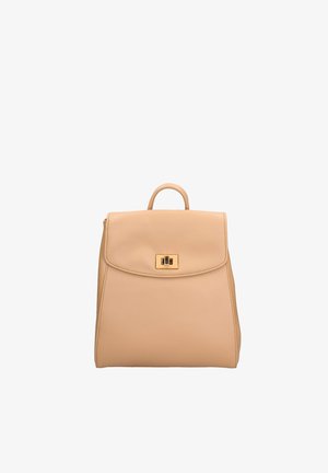 Sac à dos en cuir beige avec une poignée supérieure et une fermeture rectangulaire à torsion en métal doré sur le rabat avant, présenté sur un fond blanc.