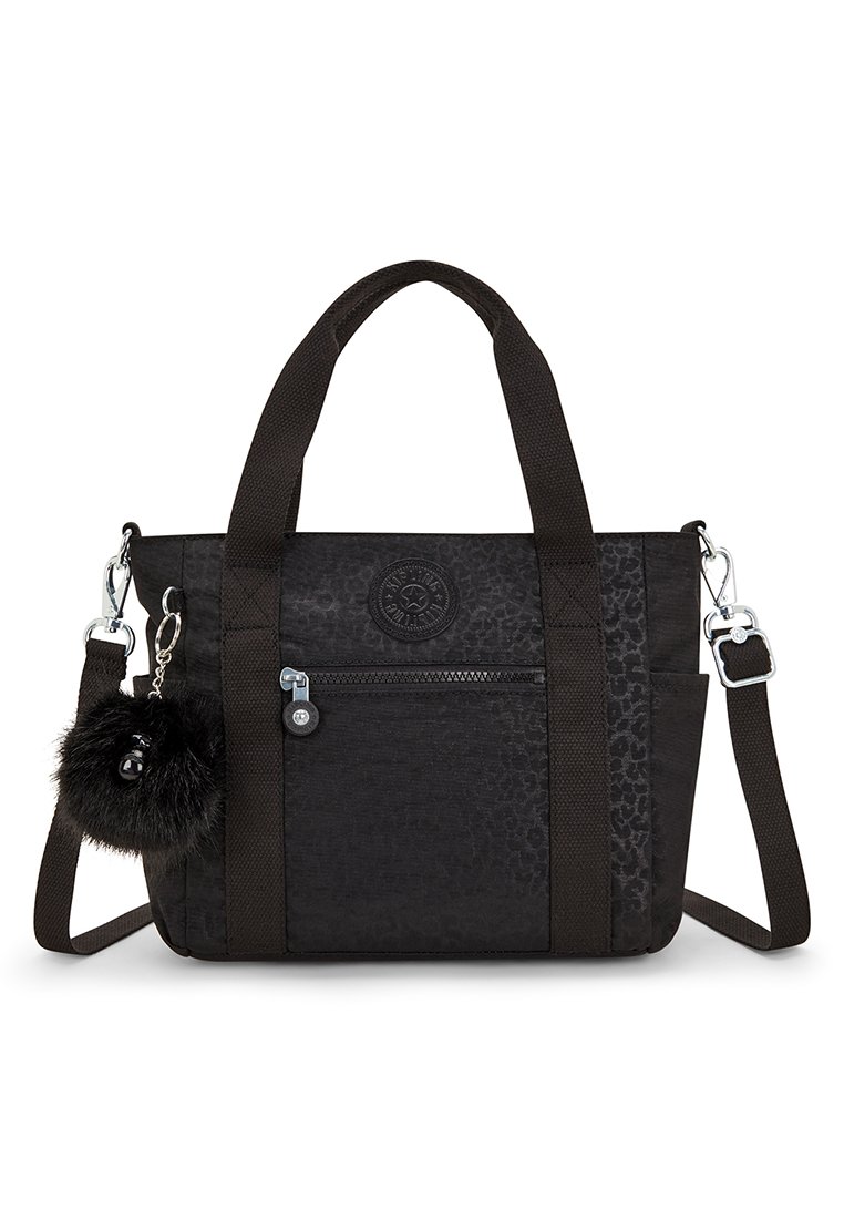 Bolso tote negro con un estampado de leopardo texturizado, que cuenta con asas dobles en la parte superior, una correa de hombro desmontable y un accesorio de pompón negro y esponjoso.