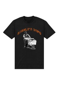 Sort bomulds t-shirt med et grafik af en person, der skubber indkøbsvogne, og teksten "Bubble's Depo" i orange og hvid.
