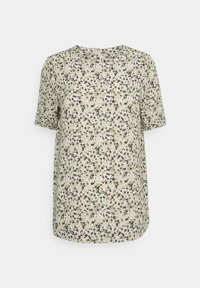 Blouse à manches courtes avec col rond présentant un motif floral abstrait en vert, noir et rose clair sur fond beige.