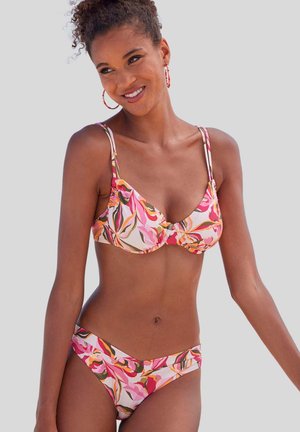 Blühendes Bikini-Set mit pinkem, orangefarbenem und grünem Muster, verstellbaren Trägern und sanft gerafftem Stoff für einen strukturierten Look.