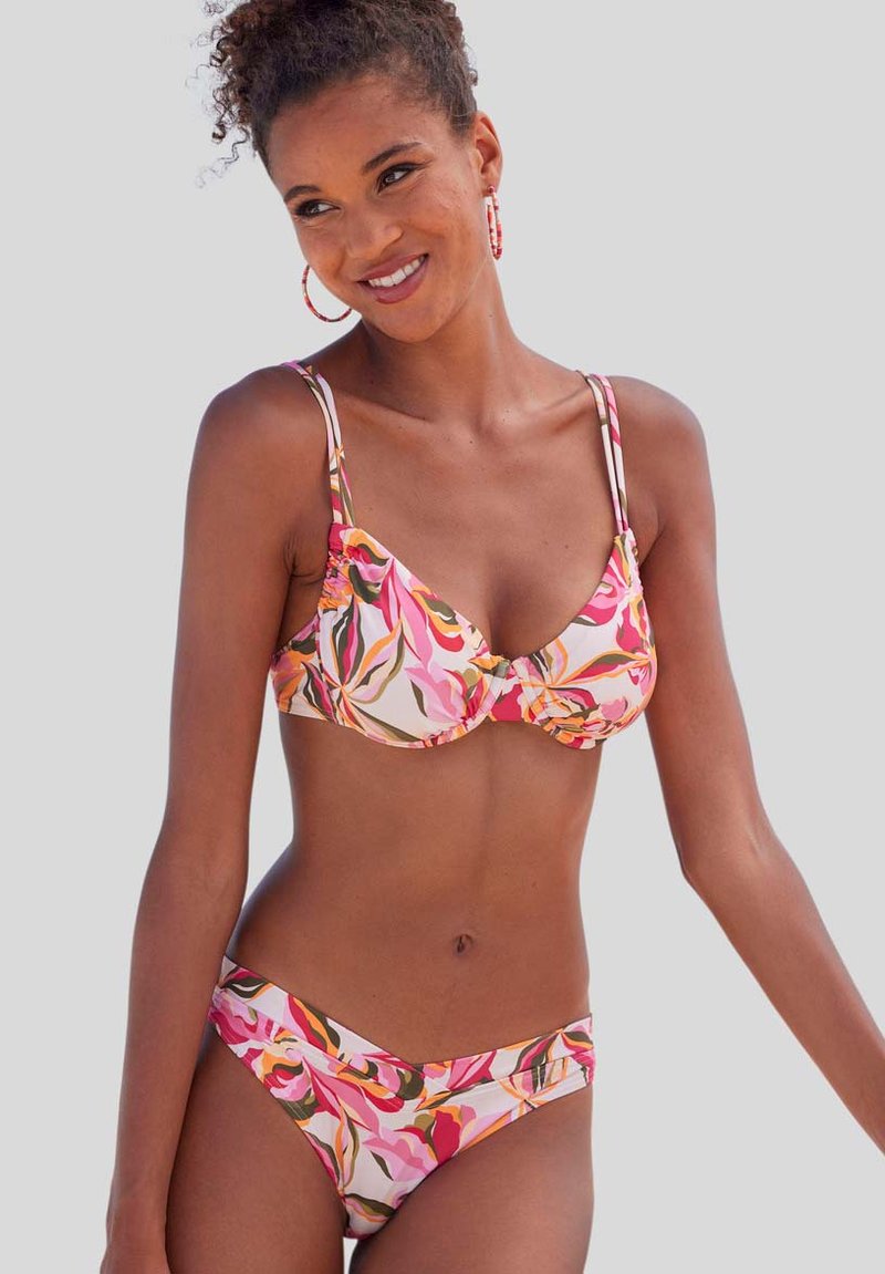 Gėlių bikini rinkinys su rožine, oranžine ir žalia spalvų raštu, reguliuojamomis petnešėlėmis ir iškiliais audiniais, kad suteiktų tekstūrinį efektą.